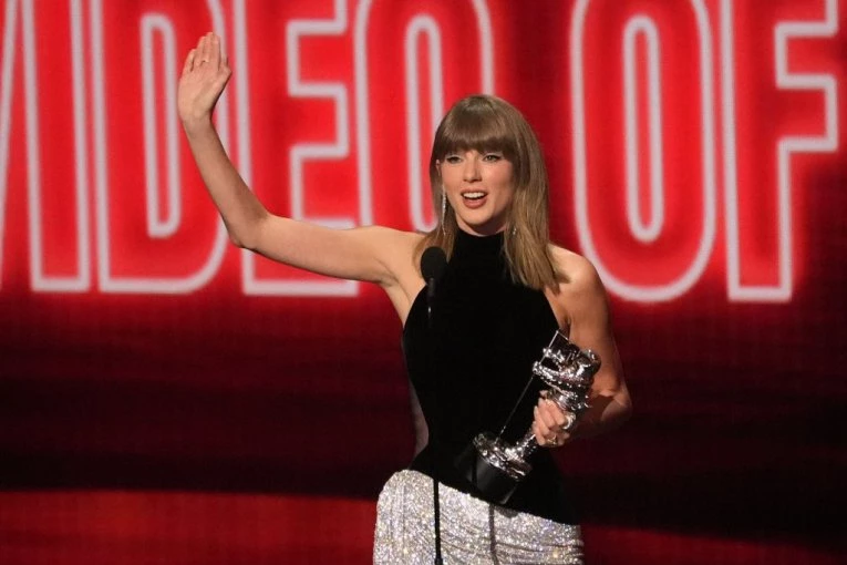 Tejlor Svift postala najnagrađivanija umetnica u istoriji MTV VMA - odala počast Doli Parton! (VIDEO)