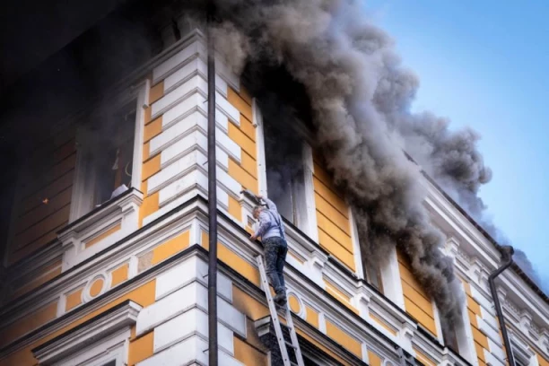 ZAPOSLENI STOJE NA IVICI PROZORA! Jezive scene u Kijevu - vatra guta Nacionalnu akademiju nauke! (FOTO)