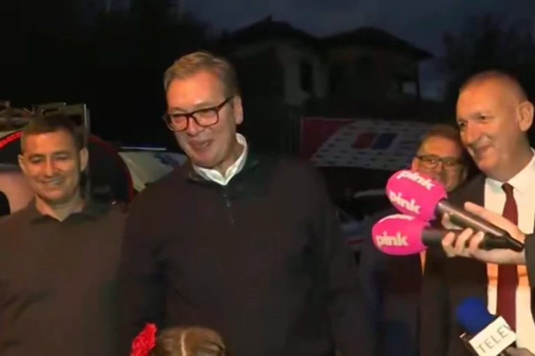 VUČIĆ SE OBRAĆA NARODU U SELU LUKA!