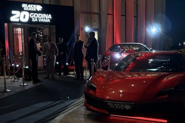 ZBOG OVOGA JE BLACK GLASS IZBOR POZNATIH! Od garaže od 30 kvadrata do 92.500 automobila - 20 godina uspešnog rada!