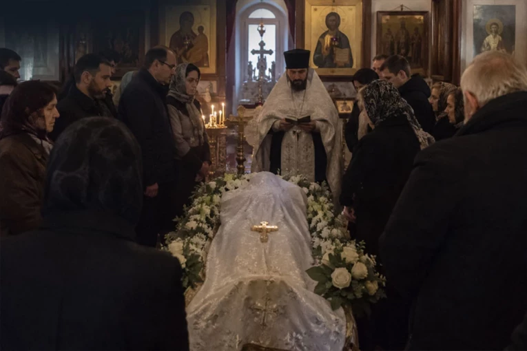 ŠTA PRVO URADITI KADA SE NEKO UPOKOJI KOD KUĆE, A ŠTA AKO UMRE U BOLNICI: Evo koji redosled pravoslavna vera nalaže posle smrti