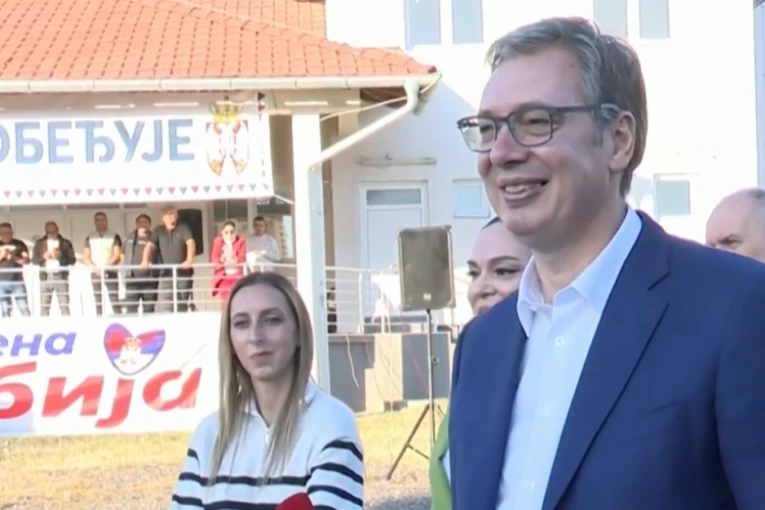 VUČIĆ NASTAVLJA OBILAZAK SRBIJE: Sa narodom u Miroču - ori se "Aco Srbine" (FOTO, VIDEO)