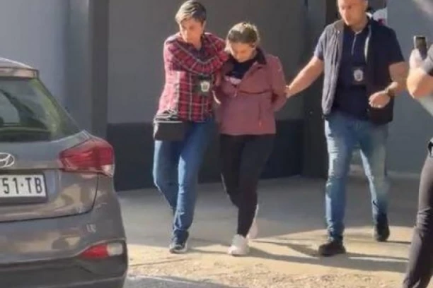 PALA KURTIJEVA BLOKADERKA U SRBIJI! UHAPŠENA IZDAJNICA SRBIJE NATAŠA PETROVIĆ, simpatizerka BLOKADERSKOG POKRETA, poznata po vezama U TRULOM ŽUTOM PREDUZEĆU! (FOTO)