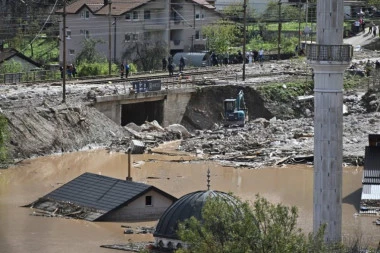 NEVREME PARALISALO ZEMLJU: Zbog poplava zatvorene škole u čak 46 opština!