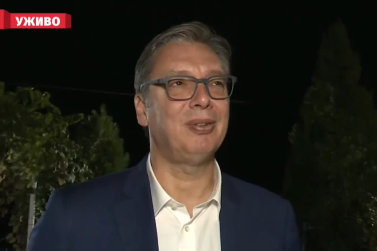 VUČIĆ U RUDNOJ GLAVI: Obilazi selo Krš, došao kod druga iz vojske (FOTO, VIDEO)