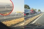 HAOS NA AUTO-PUTU IZMEĐU RUME I ŠIMANOVACA! Gust dim prekrio kolovoz, usledio LANČANI SUDAR! Više osoba povređeno! (VIDEO)