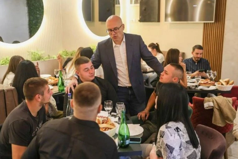 VUČEVIĆ POSETIO AZANJU I SMEDEREVSKU PALANKU: Verujem u Srbiju koja radi i stvara, koja poštuje trud vrednih ljudi i daje im priliku da napreduju!