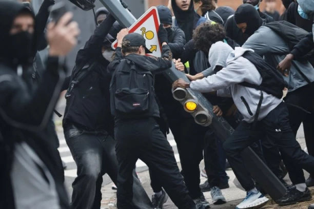 SNIMAK KOJI LEDI KRV U ŽILAMA: Ženi spaljeno lice na protestu, uhapšen srednjoškolac! (UZNEMIRUJUĆ VIDEO)