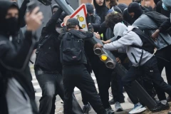 SNIMAK KOJI LEDI KRV U ŽILAMA: Ženi spaljeno lice na protestu, uhapšen srednjoškolac! (UZNEMIRUJUĆI VIDEO)