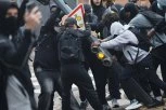 SNIMAK KOJI LEDI KRV U ŽILAMA: Ženi spaljeno lice na protestu, uhapšen srednjoškolac! (UZNEMIRUJUĆ VIDEO)