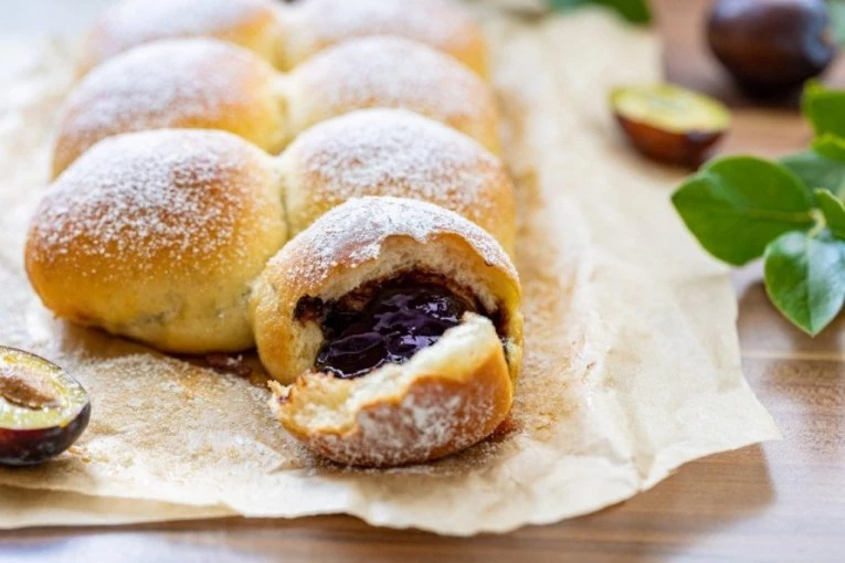 BUHTLE SA DŽEMOM KAO IZ BAKINE KUHINJE: Recept za najmekše i najsočnije domaće pecivo koje nestaje za tren