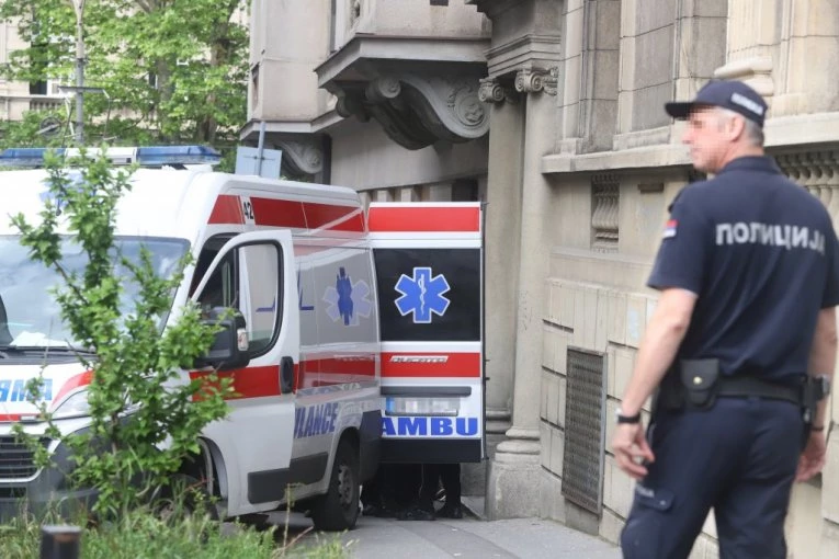 TINEJDŽER UZEO OČEV PIŠTOLJ DA GA POKAŽE DRUGARIMA, PA SE SLUČAJNO UPUCAO?! Detalji drame na Vračaru: Policija proverava šta se dogodilo!