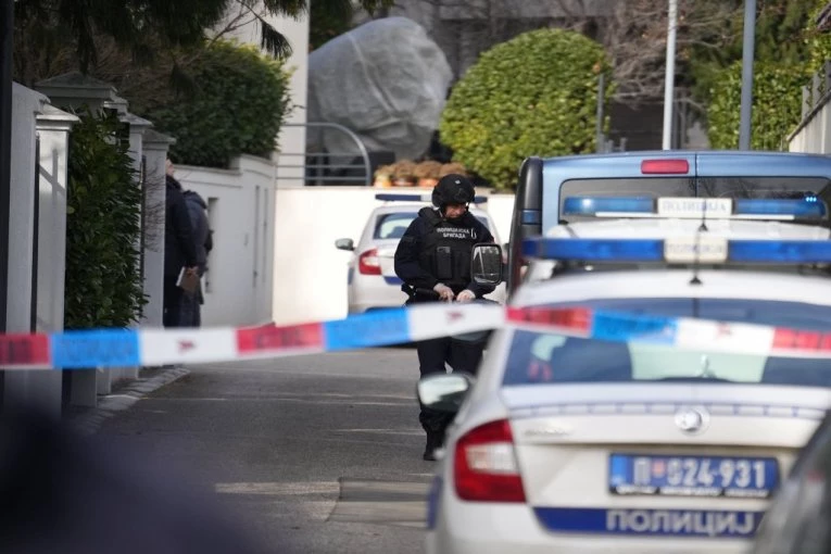 "TI NA MENE DA PUCAŠ?!" Detalji užasa u Sremskoj Mitrovici: Sin ranjenog muškarca oduzeo pištolj osumnjičenom!