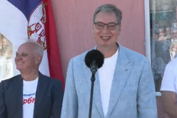 VUČIĆ NASTAVLJA OBILAZAK SRBIJE! Građani ga srdačno dočekali u Šimanovcima!