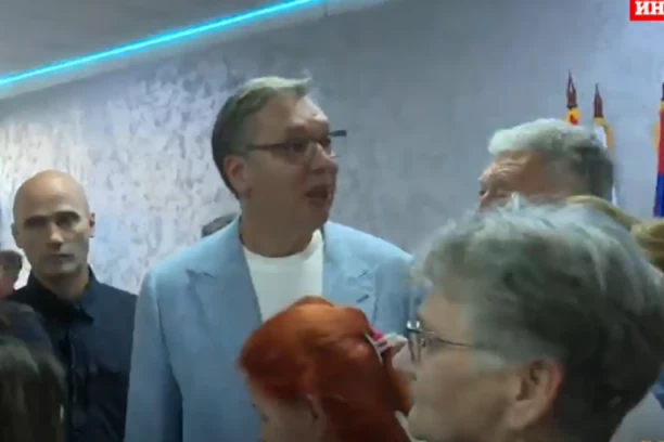 VUČIĆ U RUMI RAZGOVARAO SA PENZIONERIMA: Hvala za sve što ste uradili za Srbiju