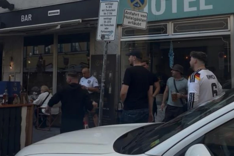 Lude scene iz Minhena: Ono kad i Nemci skandiraju - Kosovo je Srbija! (VIDEO)