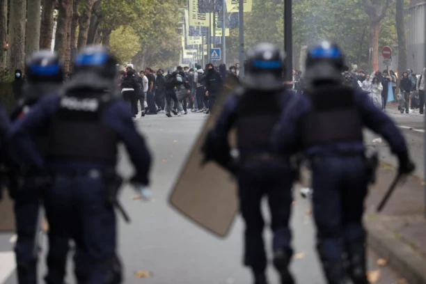 FRANCUSKA POLICIJA BEZ MILOSTI: Ulaze u srednje škole i privode decu, snimci brutalnosti kruže mrežama (VIDEO)