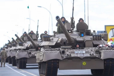 SRPSKO ORUŽJE NA PARADI U NIKOZIJI! Kipar proslavio 66 godina nezavisnosti, prikazani i proizvodi srpske odbrambene industrije (FOTO, VIDEO)