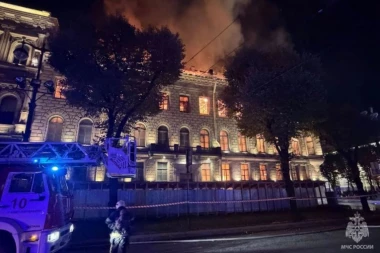 STRAVIČAN POŽAR BUKNUO DOK JE PUTIN DRŽAO GOVOR! Zahvatio čuvenu palatu, pogledajte snimak buktinje (VIDEO)