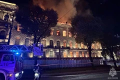 STRAVIČAN POŽAR BUKNUO DOK JE PUTIN DRŽAO GOVOR! Zahvatio čuvenu palatu, pogledajte snimak buktinje (VIDEO)