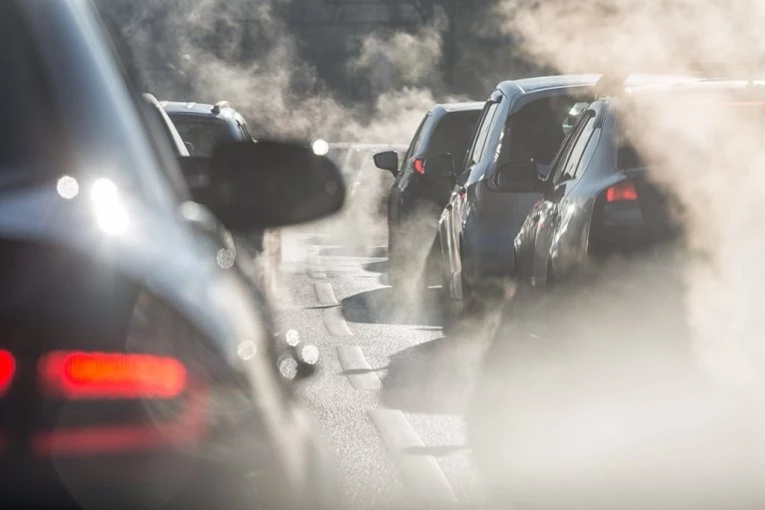 PALILI STRNJIKU PORED AUTO-PUTA, VOZAČI UPADALI U SMRTNU ZAMKU! Zbog dima za dva dana slupana najmanje 24 vozila, povređeno najmanje 17 ljudi, među njima i DVOJE DECE!
