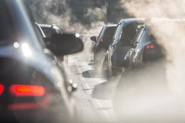 PALILI STRNJIKU PORED AUTO-PUTA, VOZAČI UPADALI U SMRTNU ZAMKU! Zbog dima za dva dana slupana najmanje 24 vozila, povređeno najmanje 17 ljudi, među njima i DVOJE DECE!