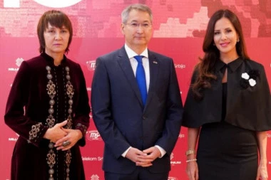 TAMARA VUČIĆ u crnom izdanju pokazala kako se nosi elegancija: Haljina sa UPEČATLJIVIM detaljima privukla svu pažnju na Etnolodži festivalu (GALERIJA)
