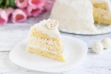 RAFAELO TORTA iz snova: Kremasta, sočna i puna kokosa i badema