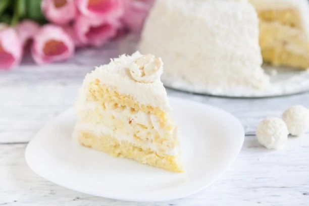 RAFAELO TORTA iz snova: Kremasta, sočna i puna kokosa i badema