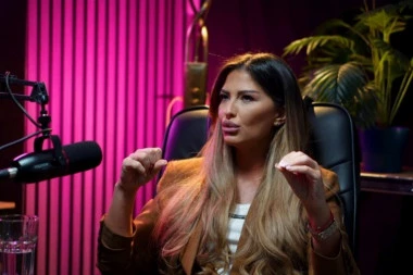 PREMIJERU EMISIJE PREKINUO IZNENADNI POZIV! Ana Radulović zanemela od ŠOKA, evo ŠTA SE DESILO iza kamera! (GALERIJA)