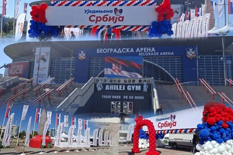 POSLEDNJE PRIPREME PRED SKUP UJEDINJENE SRBIJE! Pogledajte kako izgleda Arena uoči spektakla - stižu velike zvezde i Robert Fico! (FOTO, VIDEO)