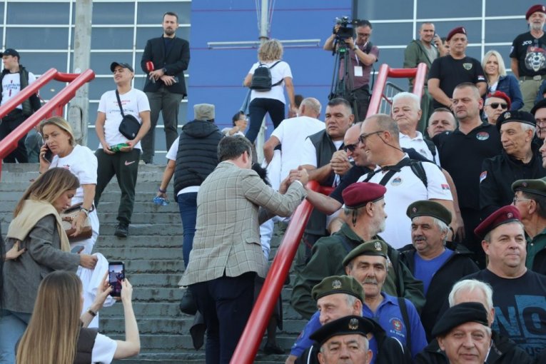 Ministar Selaković se pozdravio sa ratnim veteranima pre ulaza u Beogradsku arenu! 