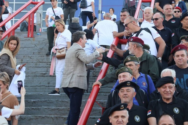 Ministar Selaković se pozdravio sa ratnim veteranima pre ulaza u Beogradsku arenu! 