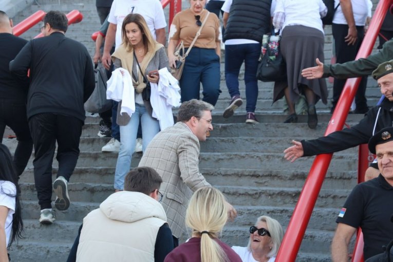 Ministar Selaković se pozdravio sa ratnim veteranima pre ulaza u Beogradsku arenu! 
