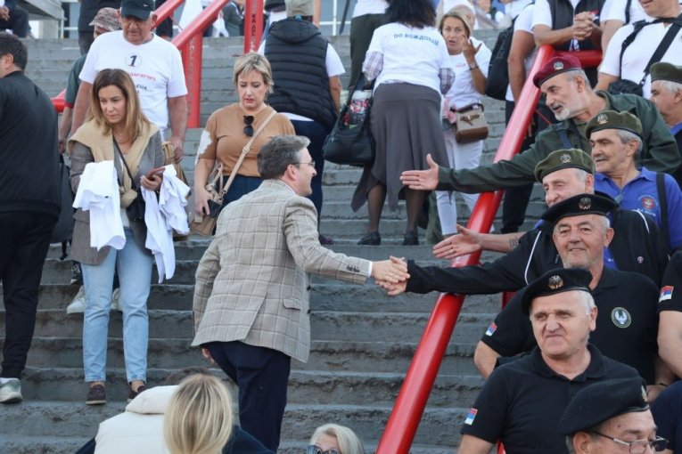Ministar Selaković se pozdravio sa ratnim veteranima pre ulaza u Beogradsku arenu! 