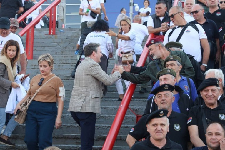 Ministar Selaković se pozdravio sa ratnim veteranima pre ulaza u Beogradsku arenu! 