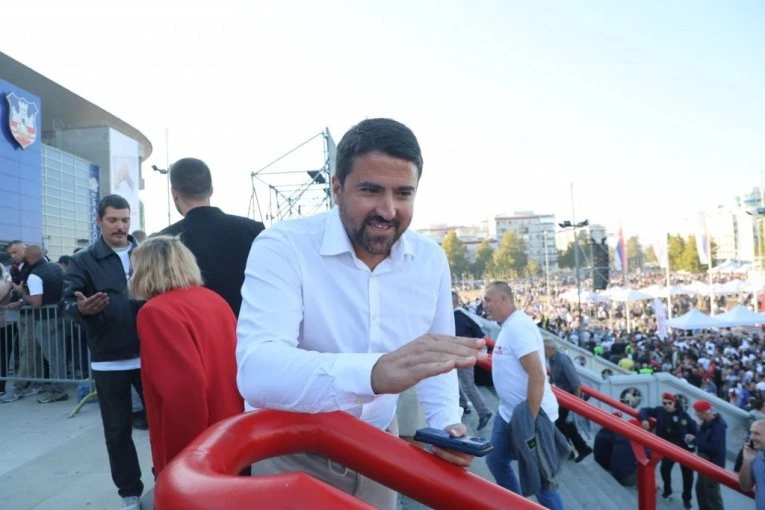 "NE ZNAM KAD SAM VIDEO OVOLIKO LJUDI": Janka Tipsarevića oduševio odziv ispred Arene: Glasajte za pobedničku listu! (VIDEO)