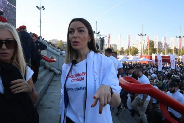 "OVO JE PORUKA ALEKSANDRU VUČIĆU DA JE SRBIJA UZ NJEGA": Andrijanu Mesarović oduševila veličanstvena atmosfera ispred Arene! (VIDEO)