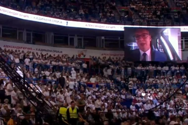 VUČIĆ SE OBRATIO LJUDIMA U ARENI IZ ŠKODE: Imam ogromnu tremu! Beskrajno zahvalan ljudima što su mi dopustili da predvodim pokret slobodara! (VIDEO)