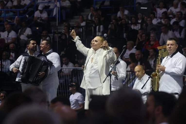 VELIKI SPEKTAKL UJEDINJENE SRBIJE: Vesna Zmijanac zapevala pred hiljadama okupljenih građana!