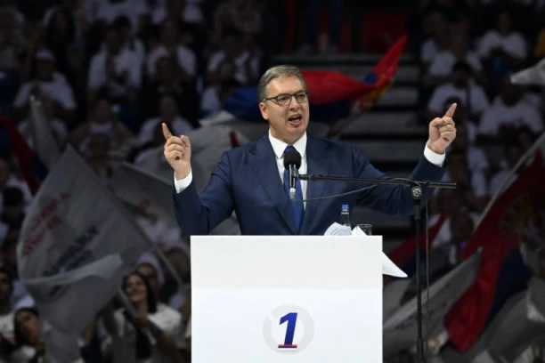 VUČIĆ ŽESTOKO O LAŽIMA BLOKADERA: Sreo se sa Trampom? Ne, ne, nije to Tramp, to je kartonska figura...