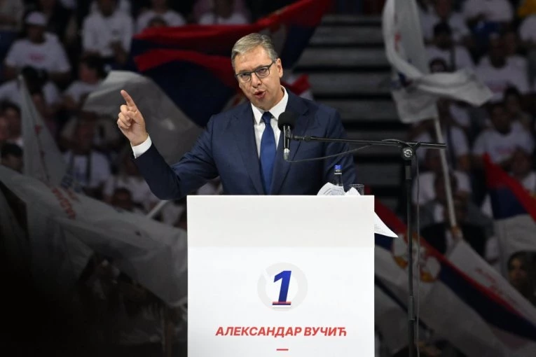 "NEĆEMO DA PEVAMO TOMPSONOVE PESME!" Vučić raskrinkao političke protivnike i blokadere: Smeta im "UJEDINJENA SRBIJA" jer ne damo da gaze zemlju!