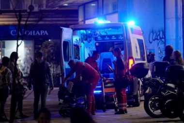 Nesreća na fudbalskoj utakmici: Vojnik pao "sa neba" pravo na teren (VIDEO)