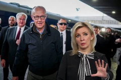MERC STIGAO U NENAJAVLJENU POSETU UKRAJINI! Oglušio se o upozorenje Rusije, Zaharova besna: Povratak ubice na mesto zločina! (FOTO)