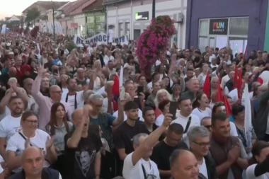DIVLJANJE U BAČKOJ PALANCI! Napad na kol centar SNS, polomljena stakla