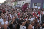DIVLJANJE U BAČKOJ PALANCI! Napad na kol centar SNS, polomljena stakla