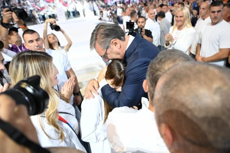 NAJDIRLJIVIJA SLIKA IZ ARENE - KAD TATA LJUBI SVOJU MEZIMICU! Čitajte u Srpskom telegrafu!