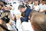 NAJDIRLJIVIJA SLIKA IZ ARENE - KAD TATA LJUBI SVOJU MEZIMICU! Čitajte u Srpskom telegrafu!