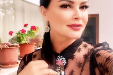 MEGASKANDAL! PROCURILI INTIMNI SNIMCI POZNATIH DAMA SA SKRIVENIH KAMERA! Slavni kompozitor SASLUŠAN U POLICIJI, oglasila se pevačica!