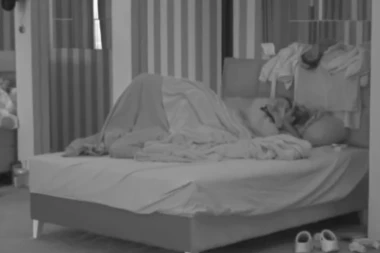 CAR SE ŽIVOTINJSKI IŽIVLJAVAO NAD ANELI AHMIĆ: Ispod jorgana se čuli samo KRICI i UZDASI, nije mogla da mu odoli!